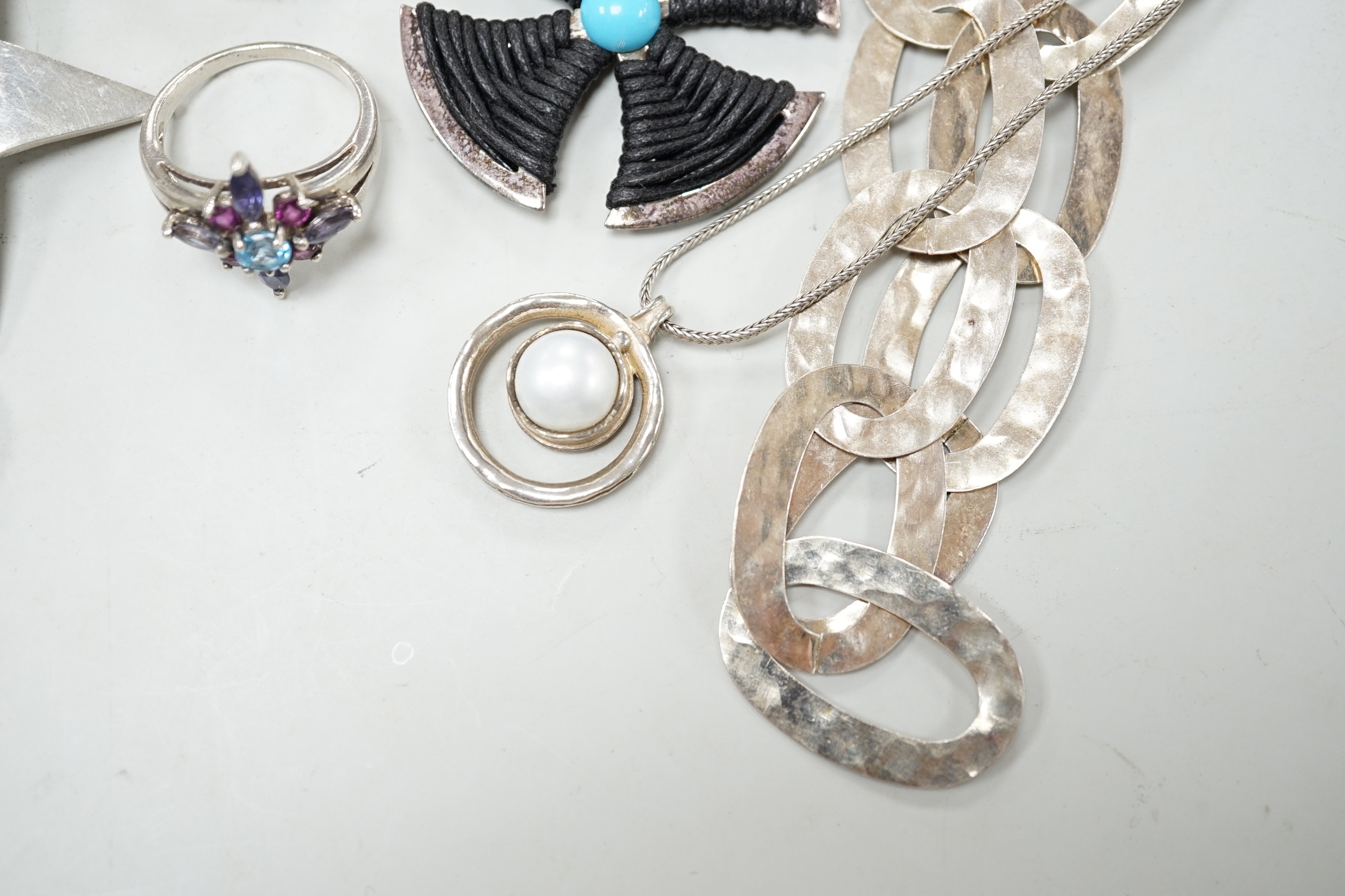 A small collection of 925 and white metal jewellery including a ring link necklace, rings, pendants and brooches etc.